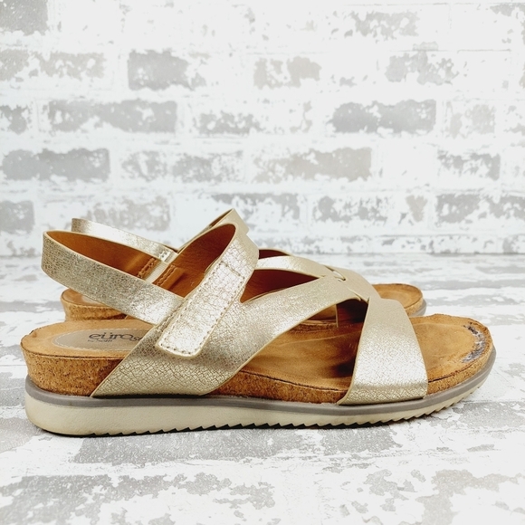 Sofft Metallic Gold Women's Sandals - Picture 5 of 11